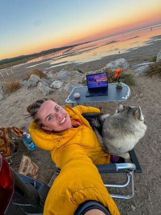 🌅👩‍💻 Když jsem vyrážela na cestu, nečekala jsem, že tady budu mít tolik prostoru – na práci, na přemýšlení, na sebe....