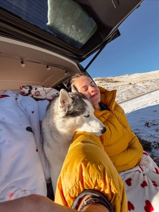 💤 Jak se nám spí v Multichlupu? V Dolomitech v mínus 11 stupních? 🤦🏽‍♀️🐻‍❄️ No… jak komu 🤷🏽‍♀️😅 Marvel má postel - já mám...